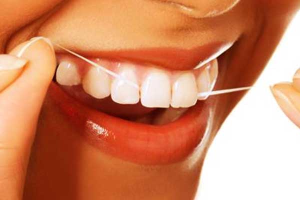 تنظيف الفراغات بين الأسنان باستخدام خيط الأسنان: 12 نصيحة لصحة فمية مثالية